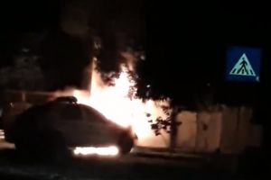 VIDEO Două maşini au ars noaptea trecută în Galaţi