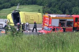 Şapte persoane spitalizate în urma unui accident între un microbuz şi o maşină