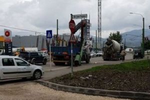 Stâlp de iluminat dărâmat de un camion, pe strada 13 Decembrie
