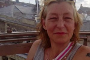 I-a dăruit prietenei o sticluţă cu GAZ NEUROTOXIC crezând că este PARFUM