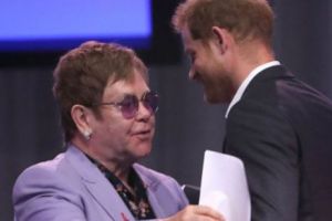 Elton John CRITICĂ Europa de Est pentru Discriminarea HOMOSEXUALILOR