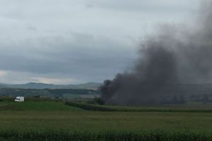 FOTO, VIDEO, ȘTIREA TA. Haine ale unui depozit second-hand, arse pe malul Mureşului, între Noşlac şi Ocna Mureş: ”Fumul ne poluează săptămânal”