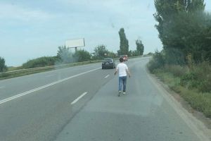 Tanar bolnav, ratacit si aproape sa fie lovit de masini, la Timisoara. Politistii l-au dus acasa