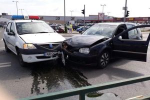 FOTO/ Accident rutier în Alba Iulia: Întâlnire cu scântei între o maşină aparţinând Poliţiei Rutiere şi un alt autoturism
