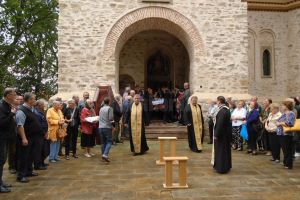 Artistul Ilie Micolov a fost condus marţi pe ultimul drum