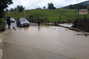 Intervenţii ale pompierilor pentru evacuarea apei din gospodării, în zona de munte