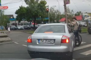 Biciclist lovit cu masina de un sofer care apoi il fugareste cu autoturismul pe trotuar, la Timisoara