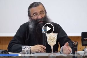 VIDEO Învăţătura care a REVOLTAT internetul - Un preot susţine că femeile care poartă pantaloni rămân nemăritate