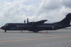 Echipa olandeza de fotbal Vitesse, adusa la Mihail Kogalniceanu de un avion special: O culoare cum nu prea vezi la o aeronava! (galerie foto)