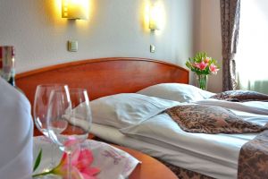 Statistici SUMBRE! Câţi TURIȘTI mai vin la Arad şi cât de mult a SCĂZUT numărul lor în ultimele decenii