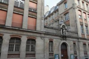 PARIS: Elevii vor fi LOCALIZAŢI cu ajutorul unui dispozitiv conectat la Bluetooth. Părinţii şi  elevii  se REVOLTĂ