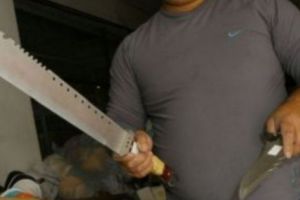 Arestat după ce a bătut doi agenţi de pază. Lovituri de… sabie!