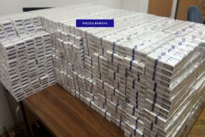 Captură impresionantă de ţigări de contrabandă în Marghita! Poliţiştii au confiscat mii de pachete de ţigări, dar şi un Chevrolet