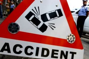 Corund: Un bebeluş de 5 luni şi-a pierdut viaţa într-un accident, iar alţi doi minori au fost răniţi