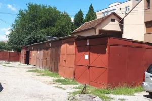 În oraşul NIMĂNUI, nebunia DEMOLĂRII garajelor continuă: Deşeurile PERICULOASE rămân în STRADĂ