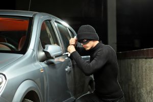 Dosar penal pe numele unui tânăr de 17 ani. A furat un autoturism şi l-a abandonat
