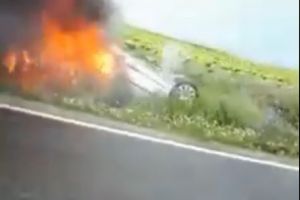 Imagini socante. Accident rutier grav pe DN22 intre Baia si Mihai Viteazu. O masina a fost cuprinsa de flacari (video)