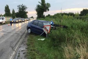 Tanar la spital, dupa ce a intrat in depasire si s-a izbit de un autocamion, la iesire din Timisoara