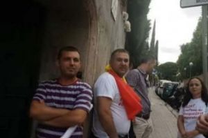 Scandalos! Iată cum o MÂNĂ de români MANIPULAŢI îşi BAT JOC de ŢARA şi de STEAGUL LOR  în faţa Consulatului General din Barcelona. FOTO în articol