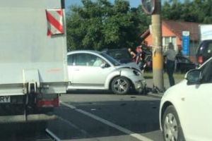 Accident pe Oaşului. O şoferiţă a ajuns cu maşina în stâlp FOTO