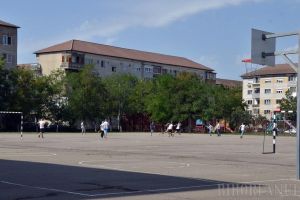 Curţile tuturor şcolilor orădene vor fi asfaltate şi dotate cu porţi de handbal şi panouri de baschet