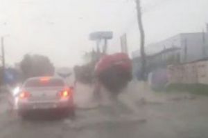 PANICĂ în trafic! Pericole MORTALE scoase la iveală pe străzile inundate