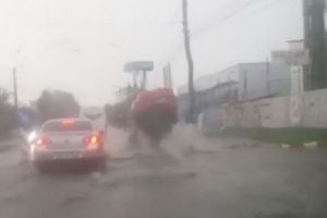 Infrastructura oraşelor româneşti: O maşină a fost aruncată doi metri în aer din cauza unei guri de canal defulat în carosabil (VIDEO)