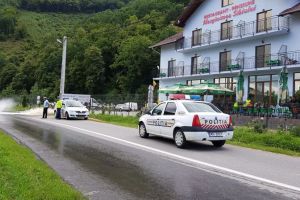 FOTO VIDEO Drum Judeţean inundat la Săcel. Intervin pompieri