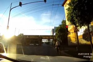 Biciclist filmat de un sofer in timp ce trece pe rosu in trei intersectii, la Timisoara