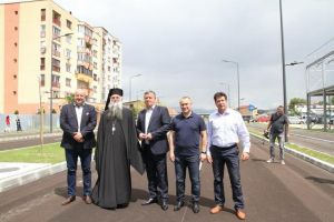 Eugen Neata: Primarul municipiului Râmnicu Vâlcea, Mircia Gutău îşi respectă promisiunile făcute râmnicenilor  Astăzi, am participat alături de primarul Mircia Gutău, Înaltpreasfinţitul Varsanufie – Arhiepiscopul Râmnicului, Constantin Rădulescu – Preşedintele Consiliului Judeţean, viceprimarul Eusebiu Veţeleanu, alţi oficiali şi numeroşi cetăţeni, la ceremonia inaugurală a segmentului de drum cup