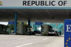 Comportament OSTIL al unei ȚĂRI VECINE. Deşi suntem în UE, vameşii ne COTROBĂIE pein BAGAJE. Au CONFISCAT CÂRNAȚI!