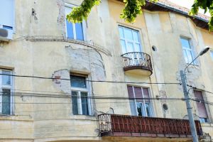 FOTO. Clădirile neîngrijite şi terenurile lăsate în paragină vor fi supraimpozitate cu 500%!