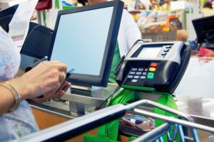 Românii vor putea scoate bani de pe card şi de la comercianţii angro sau la prestatorii de servicii