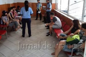 FOTO: Acţiune de prevenire a poliţiştilor în rândul tinerilor, în Gară