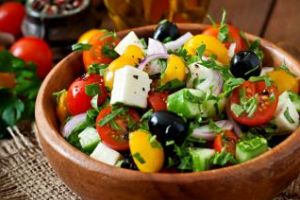 Salata îngraşă: Poftele se fac la prânz