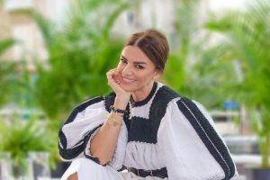 FOTO. Povestea Ramonei Filip, celebrul designer care s-a îndrăgostit de portul popular din Țara Oaşului