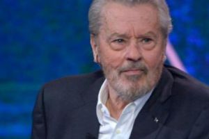 Medicii se declară neputincioşi în faţa bolii lui Alain Delon