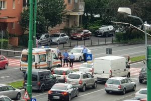 Bătrân accidentat de o maşină pe trecerea de pietoni