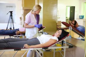 Consuli din Timisoara, prefectul si seful ISU Banat au donat sange. Rezervele sunt minime