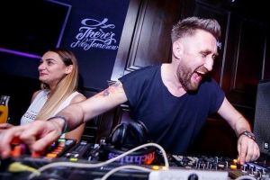 Mega eveniment la Cotton Pub – John Trend de la ’’Maestros del Ritmo’’ e la platane!