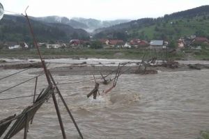 Punţi de trecere luate de ape în judeţ. Cele care rezistă sunt un pericol pentru trecători