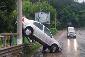 S-a urcat cu autoturismul pe un stâlp, în urma unei manevre greşite