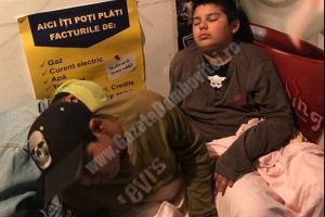 GĂEȘTI: O femei şi copiii ei dorm pe stradă