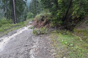 Drumuri rupte şi oameni blocaţi, în zona de munte