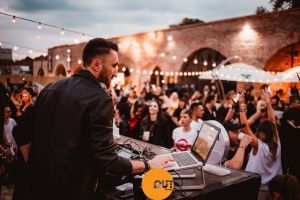 Petreceri sub stele: Orădenii, invitaţi la party-uri de zi şi de noapte în aer liber, cu DJ cunoscuţi
