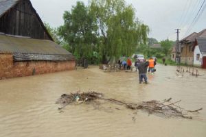 Guvernul decontează puţin peste jumătate din pagubele provocate de inundaţii în judeţul Braşov