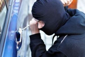 Doi tineri din Baia Mare au fost prinsi dupa ce au furat dintr-o masina