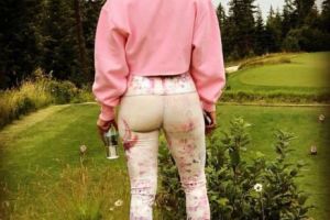 Arată DEMENȚIAL la 49 de ani! Apariţie INCENDIARĂ într-un costum de baie MINUSCUL - Galerie FOTO