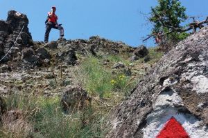 A fost AMENAJAT un nou TRASEU turistic care urcă spre ruinele CETĂȚII Dezna