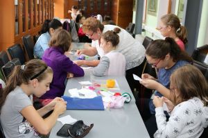 Biblioteca Judeţeană: Înarmaţi cu ac şi aţă, la atelierul de cusături tradiţionale